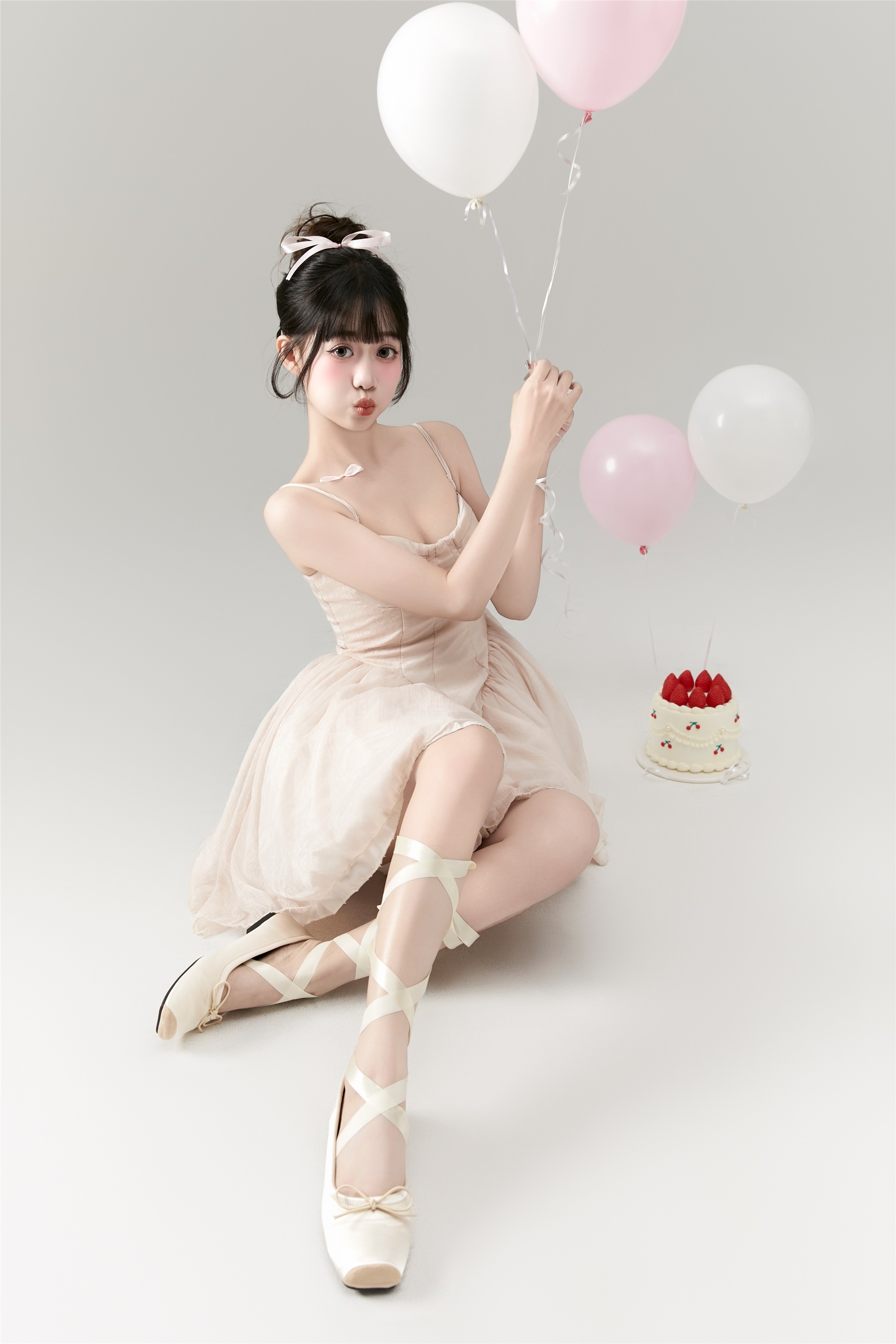 YITUYU艺图语 2025.01.01 芭蕾少女生日写真 菠萝包